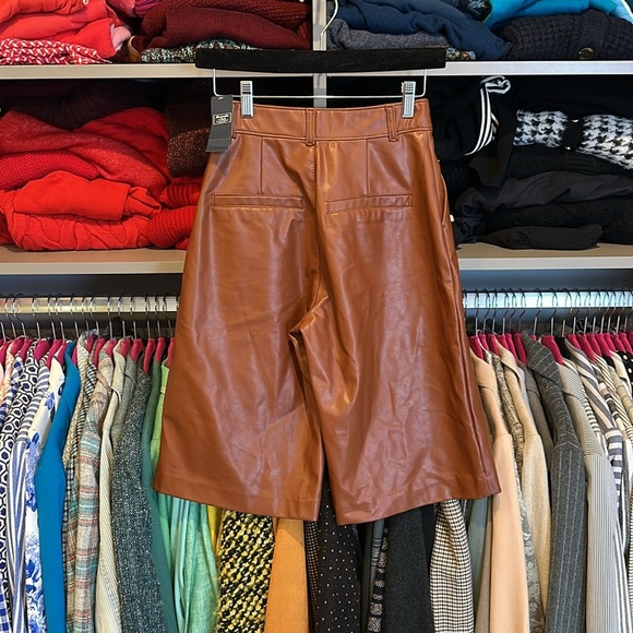 Abercrombie & Fitch brown faux leather Bermuda length shorts size XS NWT - Picture 3 of 3